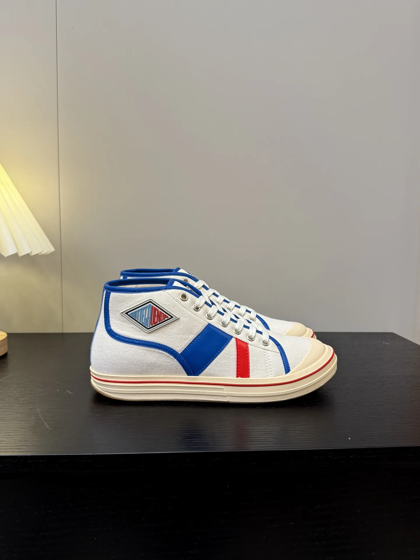 👟👟Ex-factory price 480👟👟 (Men’s size +1️⃣0️⃣) BVOrbit’s latest 2025 catwalk model, developed 1:1 from the original board, classic color matching elements! This is the biggest highlight of this shoe, eye-catching but not exaggerated design, super cool for daily use, super versatile whether paired with pants, sweaters or skirts, looks good no matter how you wear it, the more you look at it, the more you like it ❗️ Outsole: Original outsole Color: 4 colors Size: Female 35-40 Male 39-44
